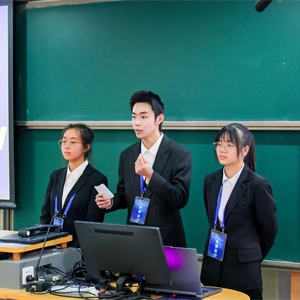 学生参加北京市大学生交通科技大赛
